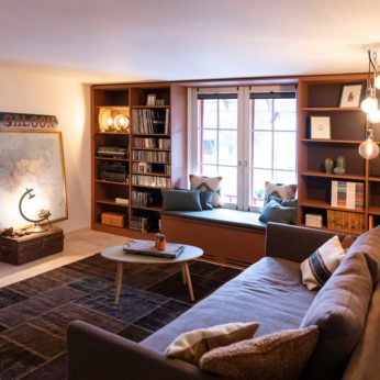 Kleiderschrank und Wandregal